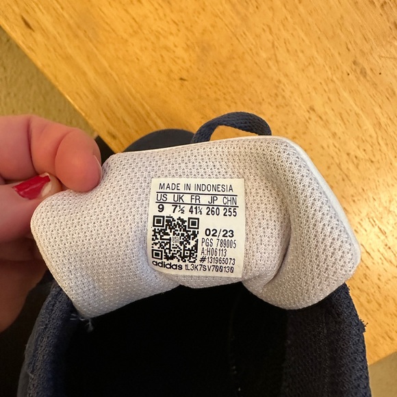 Adidas Women’s Navy and White Sneakers. - Picture 4 of 4